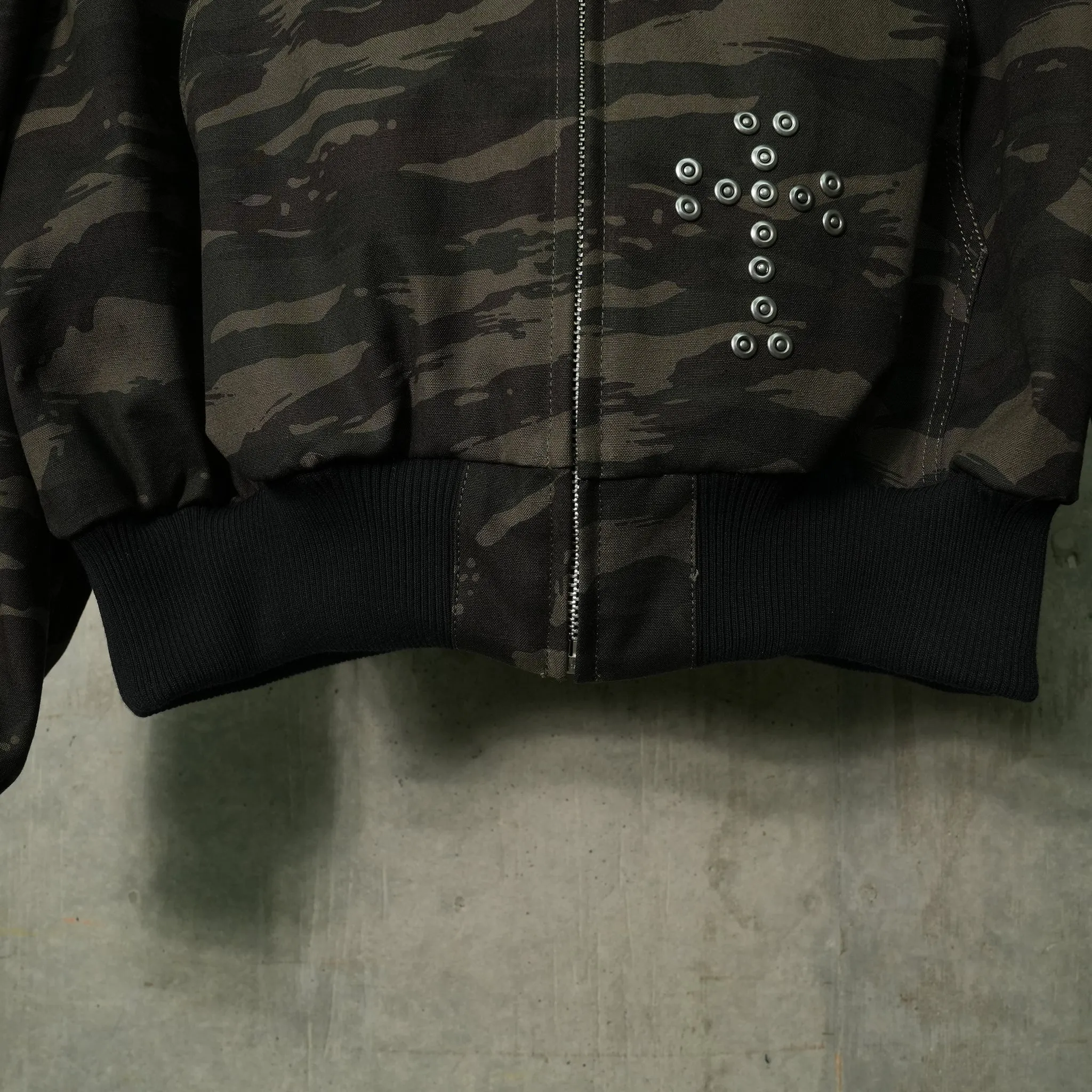 SHORT ACTIVE JACKET WITH CROSS RIVET-EX / CAMO