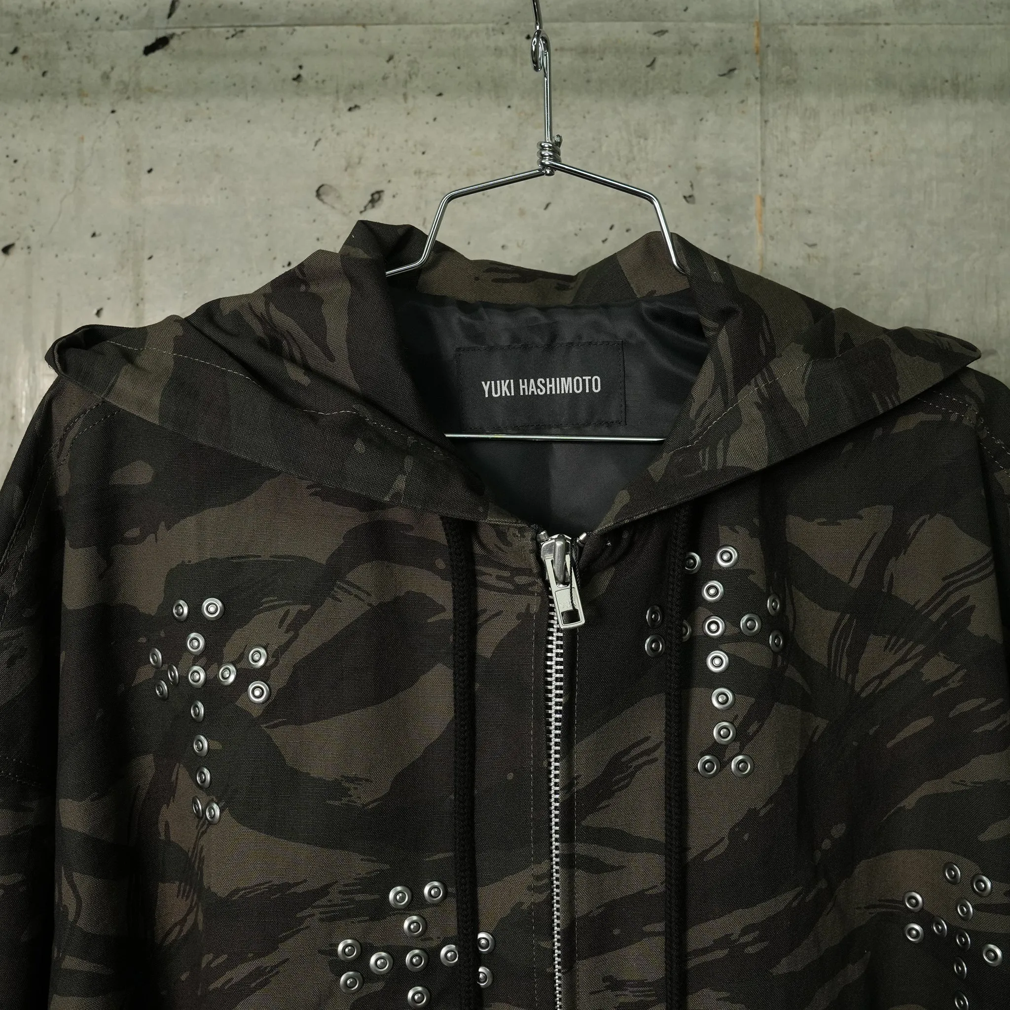 SHORT ACTIVE JACKET WITH CROSS RIVET-EX / CAMO