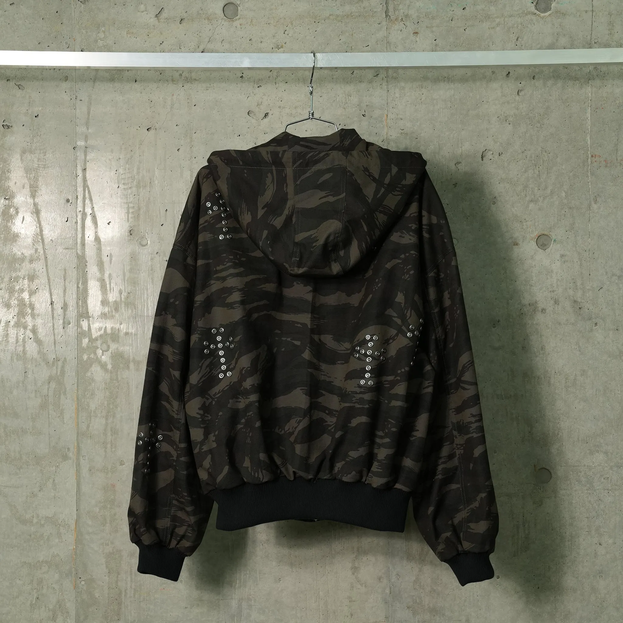 SHORT ACTIVE JACKET WITH CROSS RIVET-EX / CAMO
